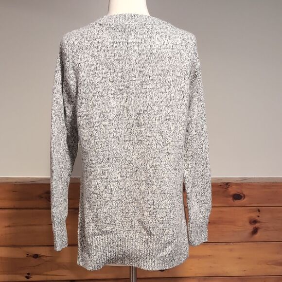 Lou & Grey Gray and Black Crew Neck Sweater with Bold Design - Picture 5 of 6